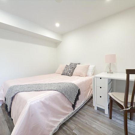 Cozy Room With Private Bath Near Don Mills Subway تورونتو المظهر الخارجي الصورة