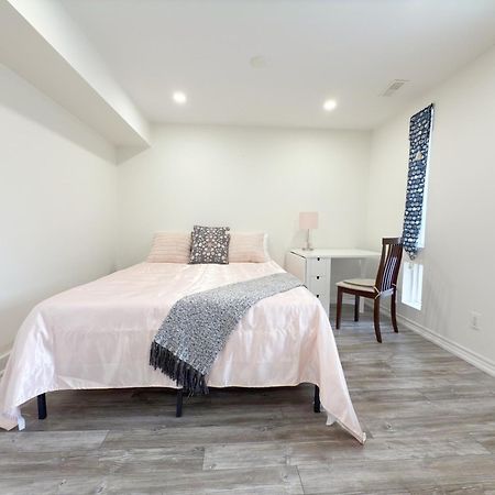 Cozy Room With Private Bath Near Don Mills Subway تورونتو المظهر الخارجي الصورة