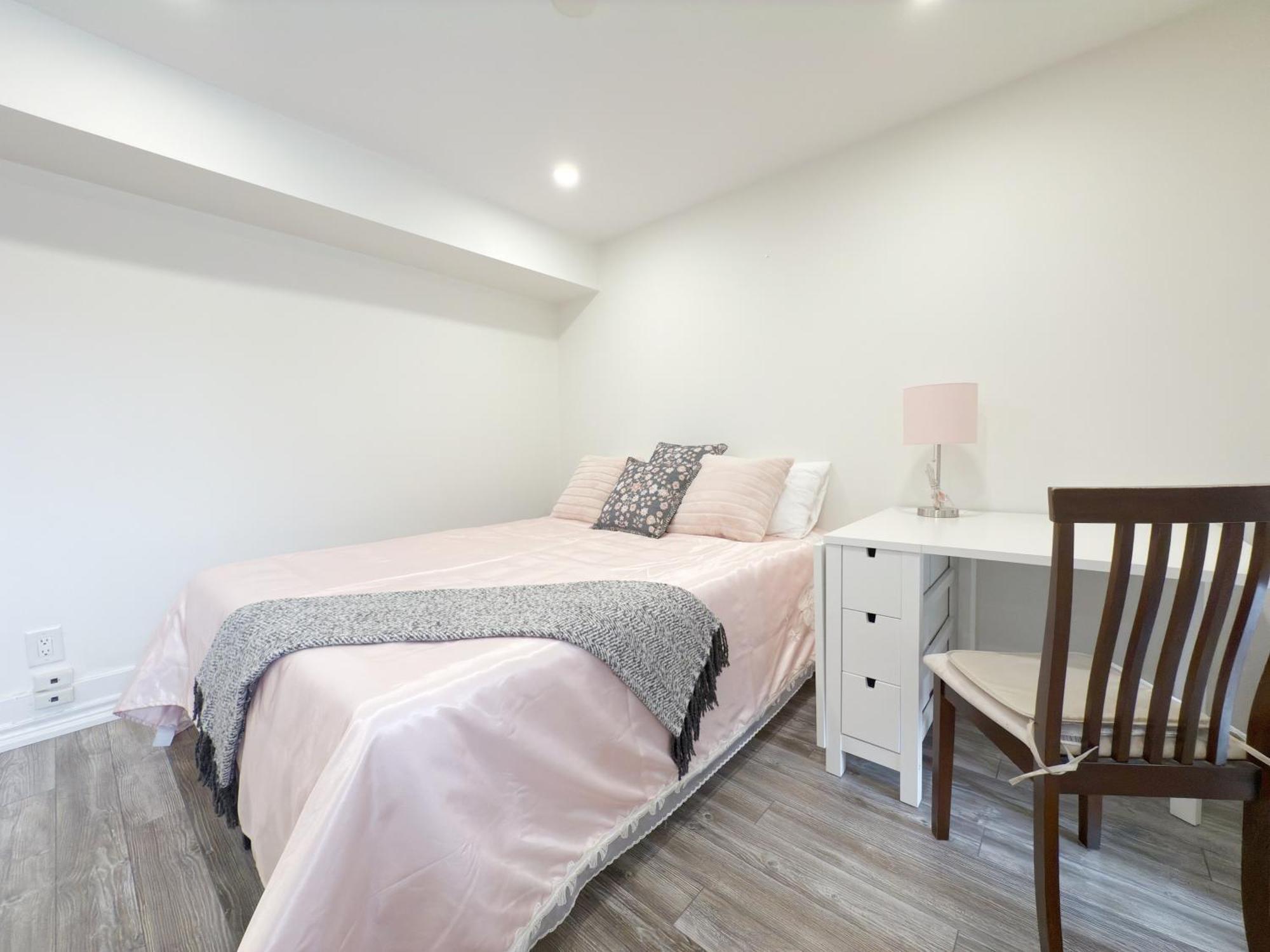 Cozy Room With Private Bath Near Don Mills Subway تورونتو المظهر الخارجي الصورة