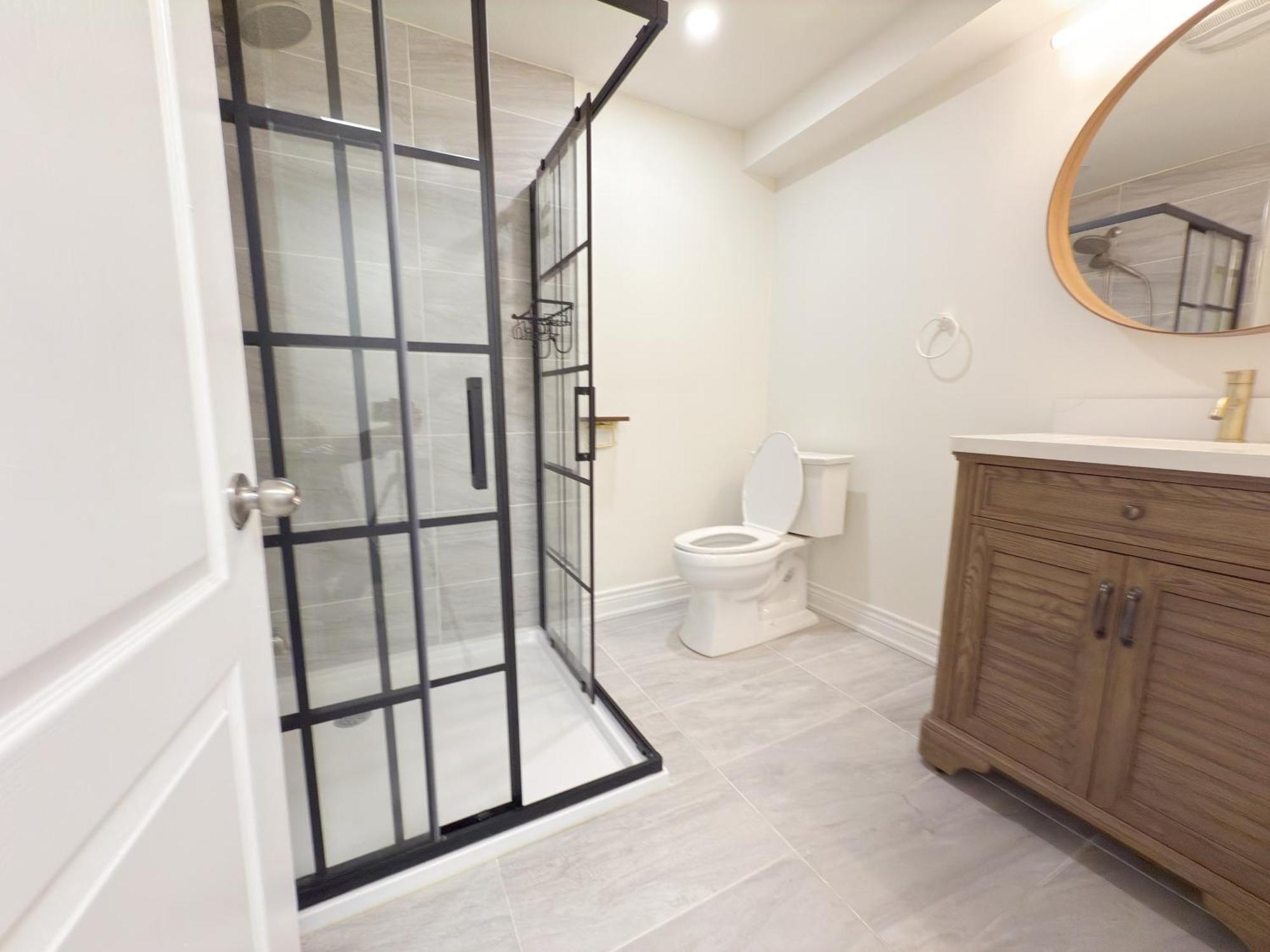 Cozy Room With Private Bath Near Don Mills Subway تورونتو المظهر الخارجي الصورة